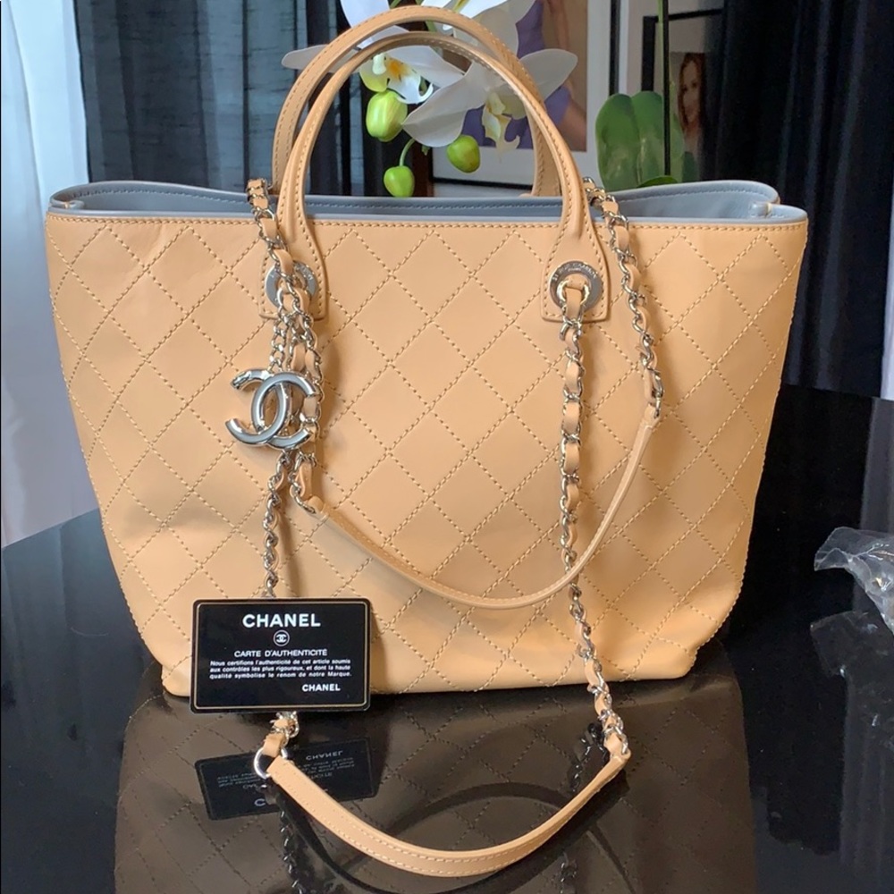 CHANEL Tote